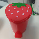 1pc Creative Strawberry Mini Desktop Trash Can with Lid, Odor Sealing Plastic Wastebasket, Foot Pedal for Hands-Free Operation - Decorative Small Waste Bin for Office, Home