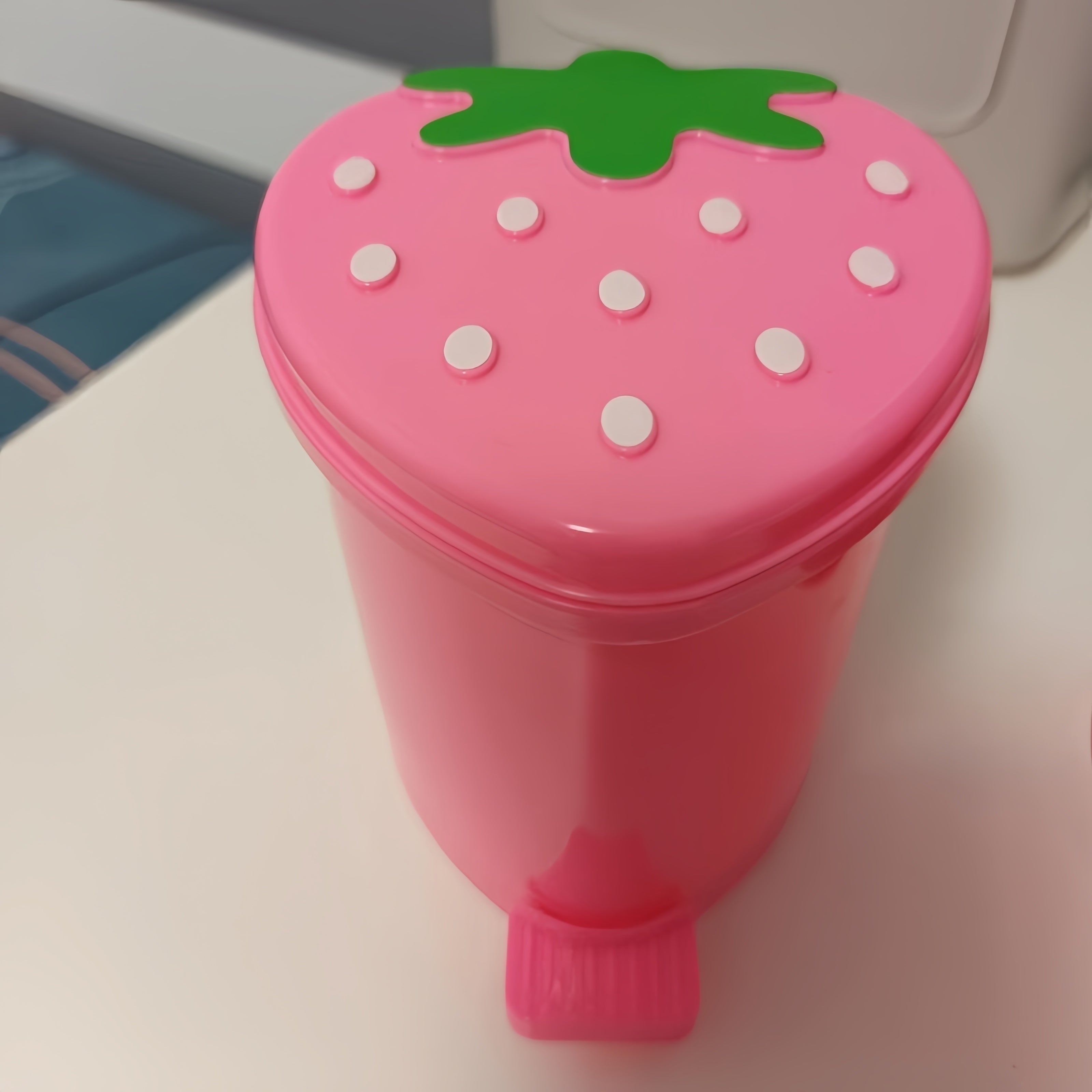 1pc Creative Strawberry Mini Desktop Trash Can with Lid, Odor Sealing Plastic Wastebasket, Foot Pedal for Hands-Free Operation - Decorative Small Waste Bin for Office, Home