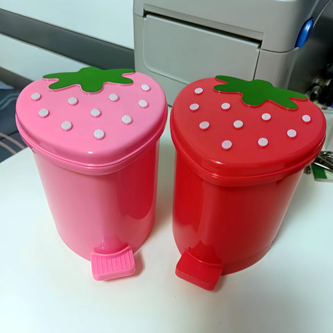 1pc Creative Strawberry Mini Desktop Trash Can with Lid, Odor Sealing Plastic Wastebasket, Foot Pedal for Hands-Free Operation - Decorative Small Waste Bin for Office, Home