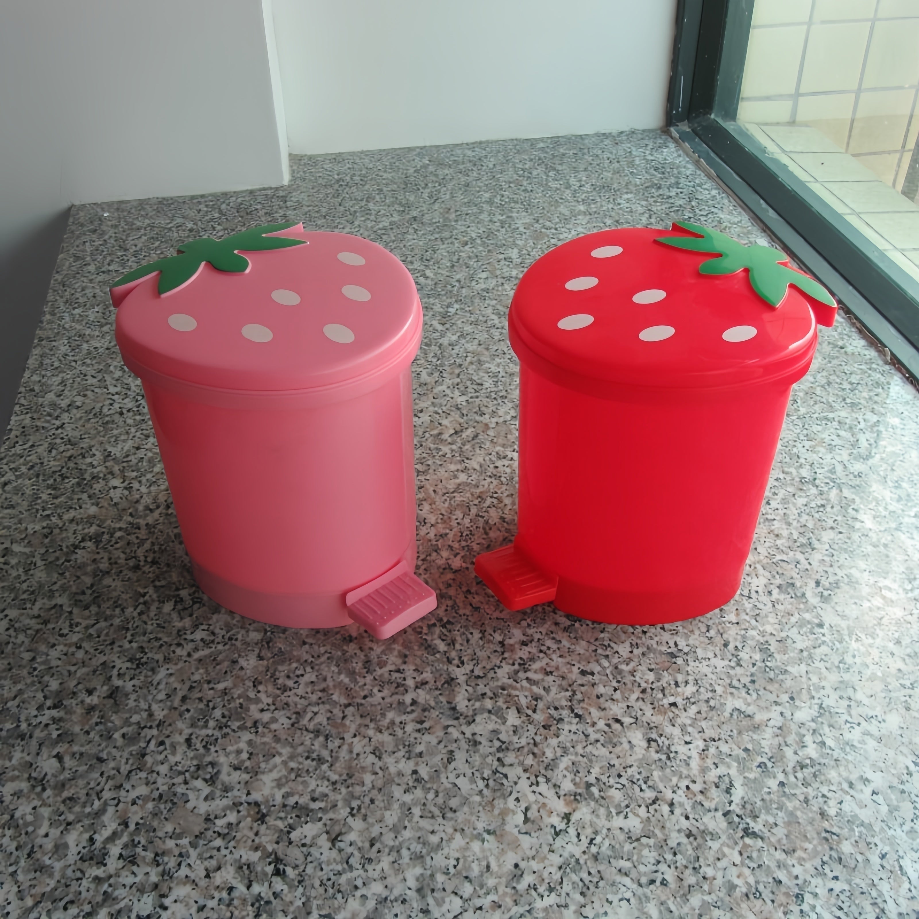 1pc Creative Strawberry Mini Desktop Trash Can with Lid, Odor Sealing Plastic Wastebasket, Foot Pedal for Hands-Free Operation - Decorative Small Waste Bin for Office, Home