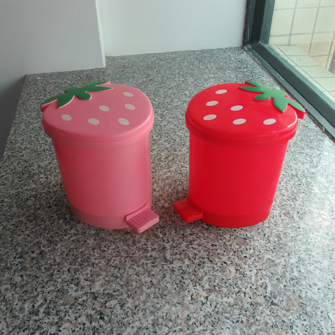 1pc Creative Strawberry Mini Desktop Trash Can with Lid, Odor Sealing Plastic Wastebasket, Foot Pedal for Hands-Free Operation - Decorative Small Waste Bin for Office, Home